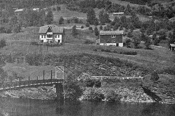 Bilete 12. Lilandsbrui og garden Vassenden. Fot. P. Braaten 1935.